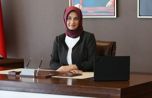 Valiler kararnamesinde o isim dikkat çekti Türkiye'nin ilk başörtülü valisi oldu