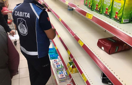 Çaya gelen zam sonrası market görevlisinin reyonları boşaltması görüntüleri olay oldu zabıta ceza kesti