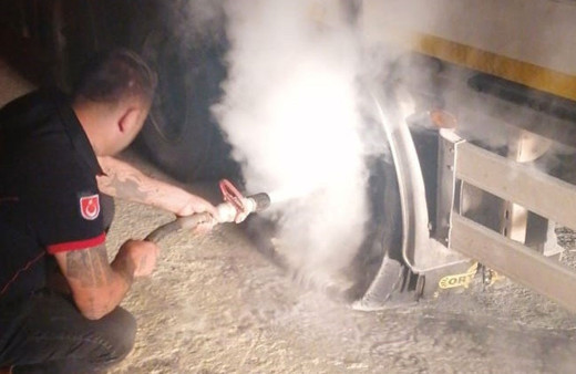 Balataları ısınan kamyon alev aldı