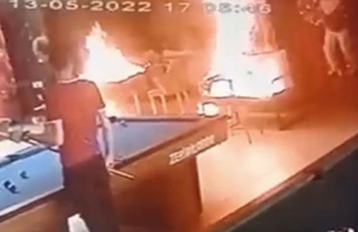 Parasını alamayınca alacaklısının bilardo salonu benzin döküp yaktı