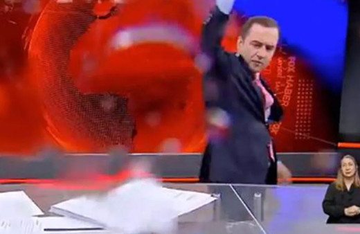 Selçuk Tepeli canlı yayında sinirlenip bardağı fırlattı