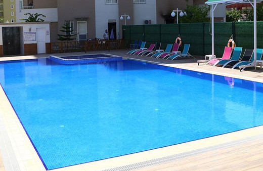 Haşema ile havuza girmeye izin vermeyen site yönetimine ceza