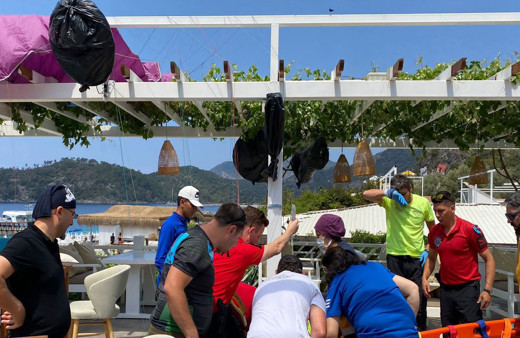 Kontrolü kaybetti eğlence mekanının çatısına düştü