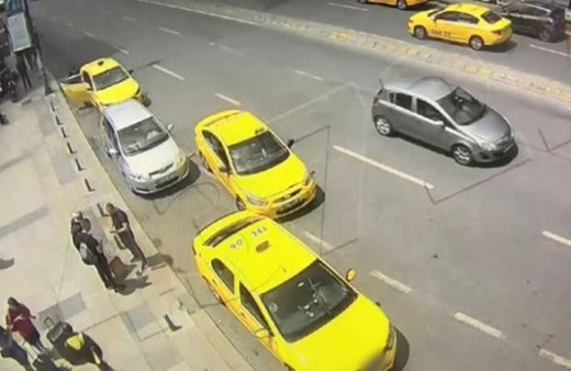 Taksiciler turistlerin 3 bin dolarını 'tırnakçılık' yöntemiyle çaldı! O anlar kameraya yakalandı