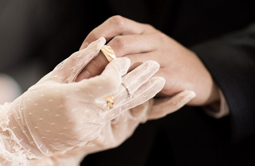 Damat bayılınca peruğu düştü, kel olduğunu öğrenen gelin evlenmekten vazgeçti