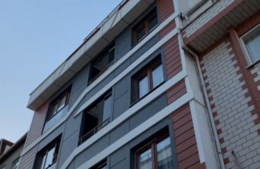 İstanbul Küçükçekmece'de üçüncü kattan aracın üzerine düşen bebek yaralı olarak kurtuldu