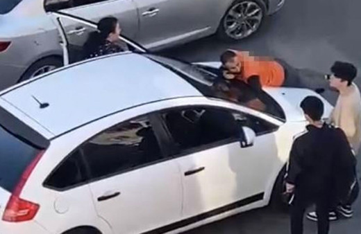 Sarıyer'de kadın sürücüye tepki gösteren motokurye kaputun üstüne yattı