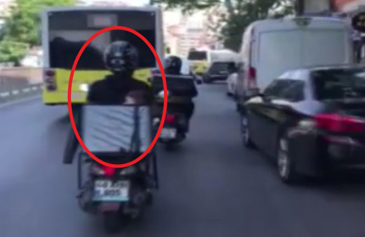 İstanbul'da şaşırtan anlar! Çocuğun motosiklet sepetindeki tehlikeli yolculuğu kameraya yansıdı