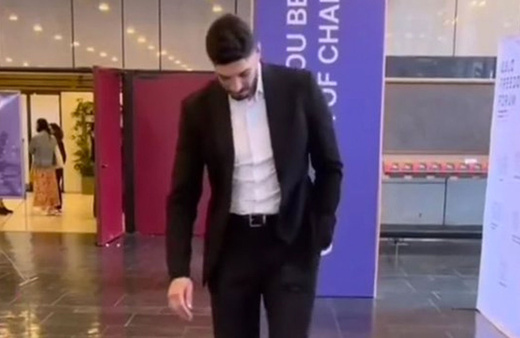 FETÖ'cü hain Enes Kanter'den alçak paylaşım! Erdoğan posterini ayaklarıyla çiğnedi