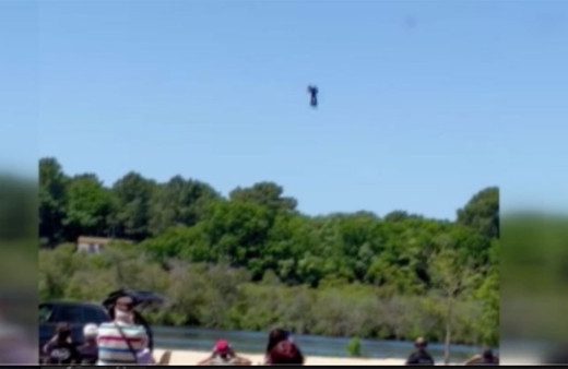  Fransa’da “uçan adam” Zapata, 15 metre yüksekten göle çakıldı