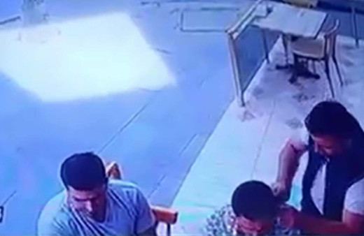 Börekçide börek yerken arkadan sinsice yaklaşıp kulağını kesti! Kan donduran anlar