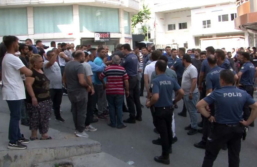Yolu kapatıp düğün yaptılar polis karışınca polise saldırdılar!