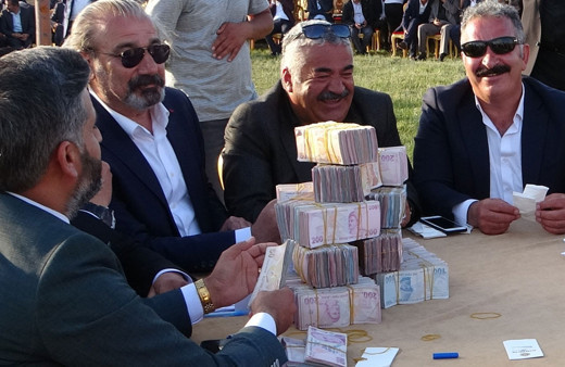 Aşiret düğününde takılan paralar kule oldu masaya sığmadı geline 3 kilo altın takıldı