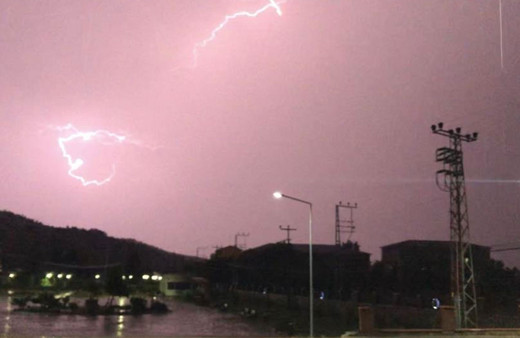 Amasya’da şimşekler geceyi gündüze çevirdi