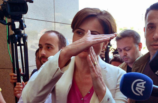 Canan Kaftancıoğlu'nun yaptığı el işareti! Meğer Türkan Saylan'a özenmiş