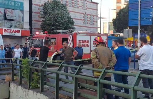 Ümraniye'de dehşet anları kamerada! Önüne gelene bıçak çekti kendisini kesmeye kalktı