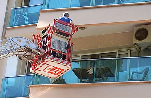 Haber alınamıyordu! Ekipler yangın merdiveni ile evine girdi korkunç manzara...