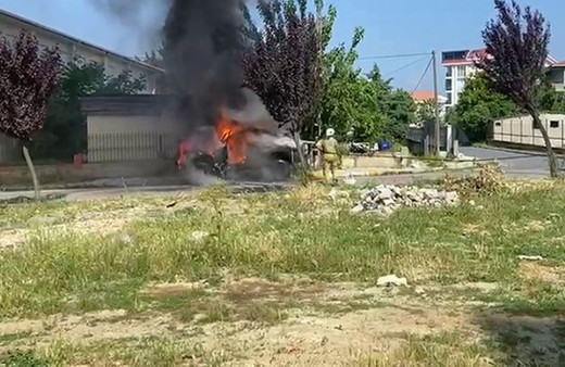 Beylikdüzü’nde seyir halindeki cip alev topuna döndü
