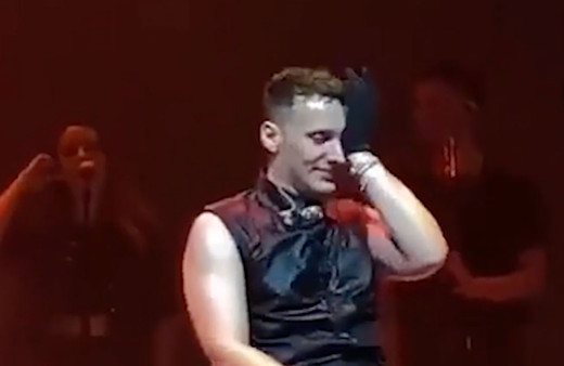 Ünlü popçu Edis Harbiye konserinde gözyaşlarını tutamadı