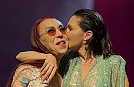 Şevval Sam konserinde annesini sahneye davet etti, övgü yağdırdı!