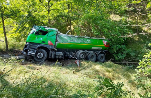 Başakşehir’de İBB’ye ait tanker şarampole yuvarlandı: 2 yaralı