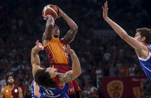 Anadolu Efes'i yenen Galatasaray seriyi son maça taşıdı