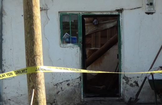 Kars’ta sağanak yağış ve dolu nedeniyle ev çöktü! Anne ve 2 oğlu hayatını kaybetti