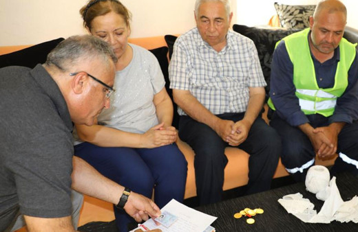 Adana'da yolda bulduğu yumaktan 11 cumhuriyet altını çıktı