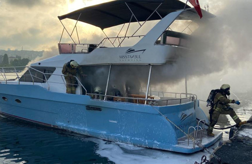 Balat’ta sahile demirleyen tekne yandı: İçerde uyuyan karı koca son anda kurtuldu