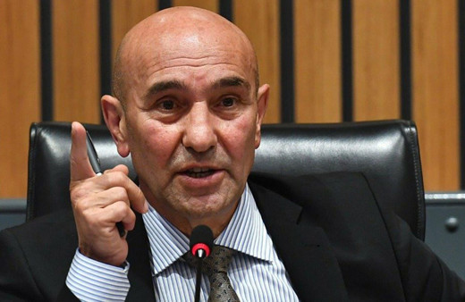 CHP'li Tunç Soyer'den büyük vicdansızlık! İzmirli depremzedelerin sığındığı konuta da göz dikti