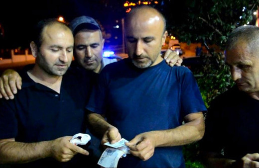 Yolda yürürken poşet dolu para buldu