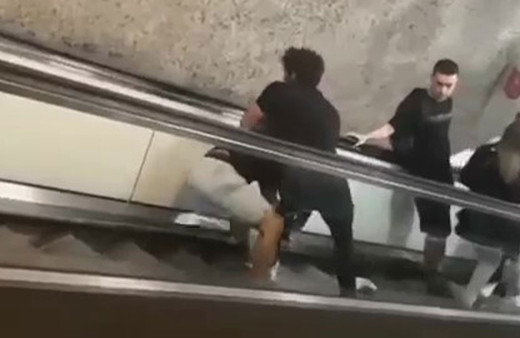 Metroda pes dedirten kavga! Yürüyen merdivenlerde yuvarlanarak yumruklaştılar