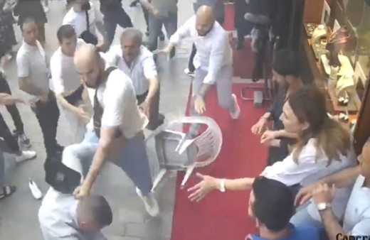 İstanbul'da meydan savaşı! 50 kişi sopa, sandalye ve kemerlerle birbirine girdi o anlar kamerada
