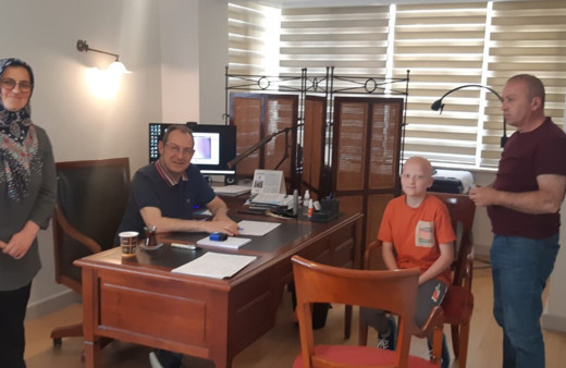 11 yıl önce gittiği berber hayatını kararttı! Kaşı da saçı da çıkmıyor..