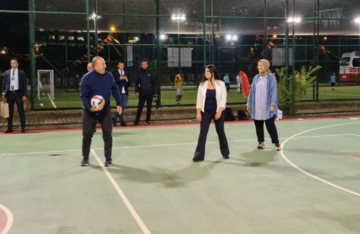 Siyasi gündeme ara verdi! Bakan Çavuşoğlu basın mensuplarıyla voleybol oynadı