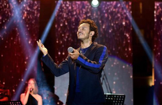 Kıbrıs'ta baba-oğul: Şarkıcı Buray'ın babası ile düeti alkışları topladı!