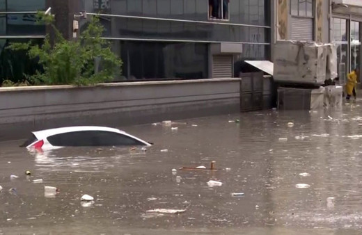 Görüntüler inanılmaz! Ankara'yı sağanak fena vurdu araçlar suya gömüldü