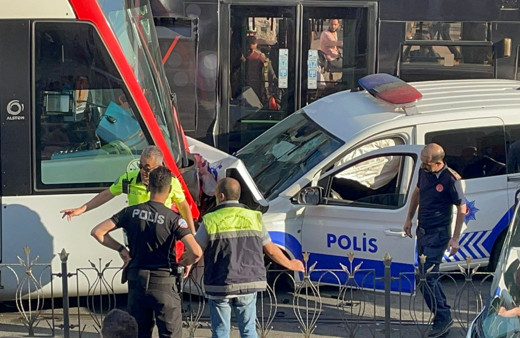 İstanbul Fatih'te tramvay ile polis aracı çarpıştı! Yaralı polisler var