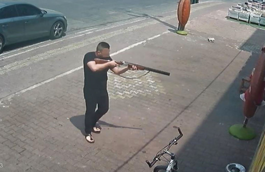 Antalya'da ucuza ekmek satan fırıncıya silahlı saldırı anı kamerada