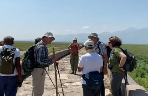 Hollanda’dan yola çıkan grup, Türk rehber ile eski hac yolunu takip ederek Türkiye'nin tarihi değerlerini yürüyerek geziyor