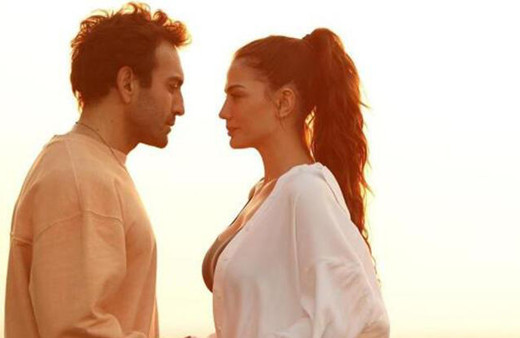 Demet Özdemir ve Buğra Gülsoy "Dünyayla Benim Aramda" dizisinde buluştu! İlk kareler olay oldu!