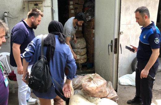 Bursa'da rezil görüntü! 3 ton eti yerden topladılar o etleri vatandaşa yedireceklerdi