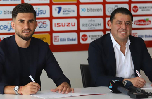 Antalyaspor’un yeni transferi Soner Aydoğdu resmi imzayı attı