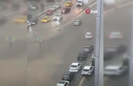 Ankara’da sağanak yağış hayatı felç etti! Çatılar uçtu,araçlar yolda kaldı