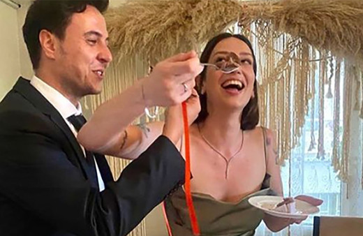 Güldür Güldür Show oyuncusu Burak Topaloğlu nişanlandı! Nişanlısını görenler hayran kaldı