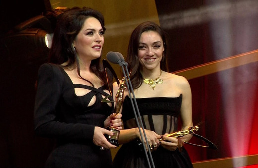 Ezgi Mola ve Merve Dizdar'ın ayak kokusu paylaşımları! ''Arkamı bir döndüm, çıplak ayakları dibimde duruyor..''