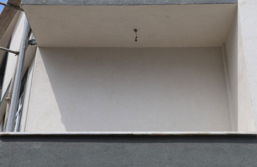 Rize'de fıkra gibi bir bina! Balkonu var, balkon kapısı yok