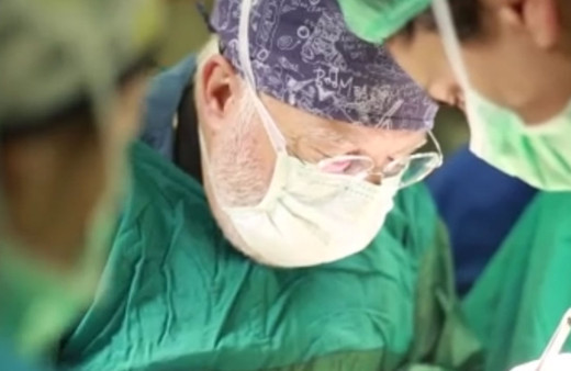 Karnından öyle bir şey çıktı ki doktorlar bile şaşkına döndü! 65 kilo olarak girdiği ameliyattan 48 kilo çıktı