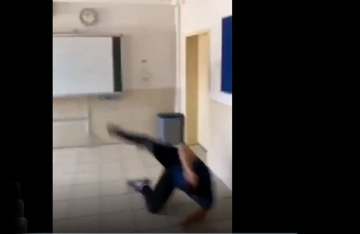 Kur'an-ı Kerim'e tekme atılan okulun müdürü ve nöbetçi yardımcısı görevinden uzaklaştırıldı