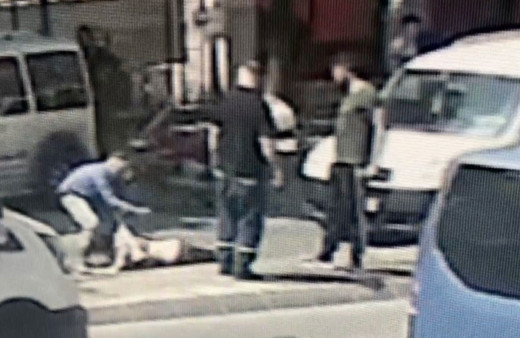 İstanbul'da acayip olay! Engelli gencin telefonunu çalan kadın soyunup yerlere yattı